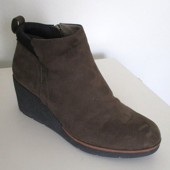 Dr. Scholl's "Berklie" Womens Taupe Faux Suede 2.5" Rubber Wedge Ankle Boot- 10M - Picture 3 of 9